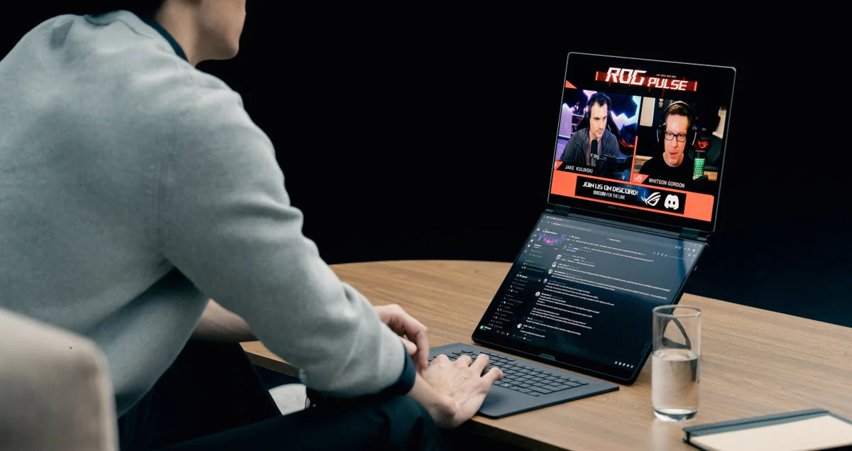 Utilizzo di ASUS ROG Zephyrus Duo con gioco e chat sui due schermi, immagine ufficiale ASUS