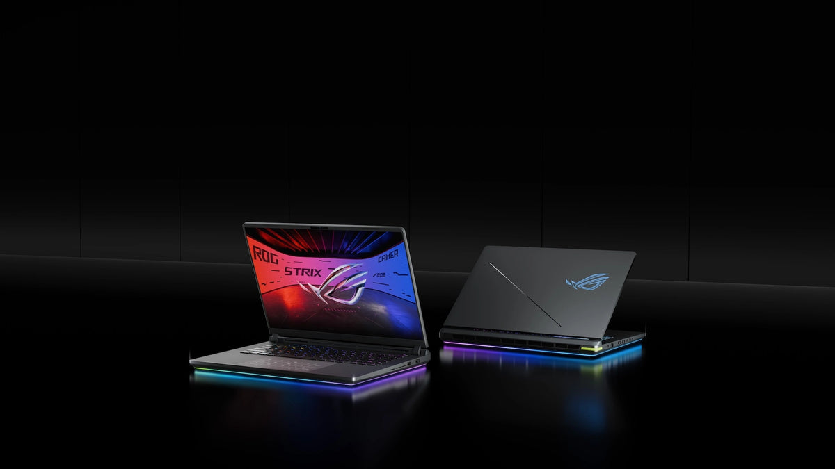 Scenario ufficiale ASUS ROG Strix G16 2025 con due notebook sulla postazione