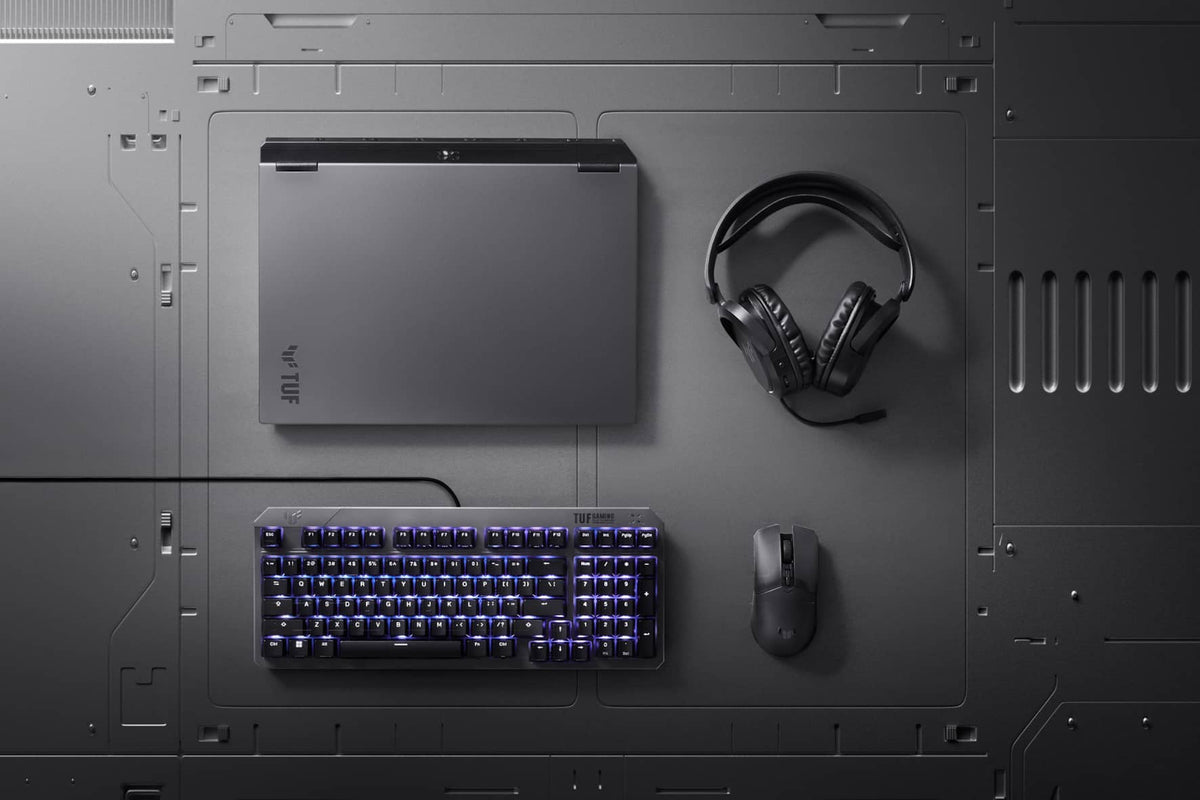 Scenario ASUS TUF Gaming A16 con periferiche per una postazione gaming